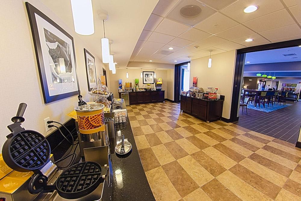 Hampton Inn Dekalb - Near The University Екстериор снимка