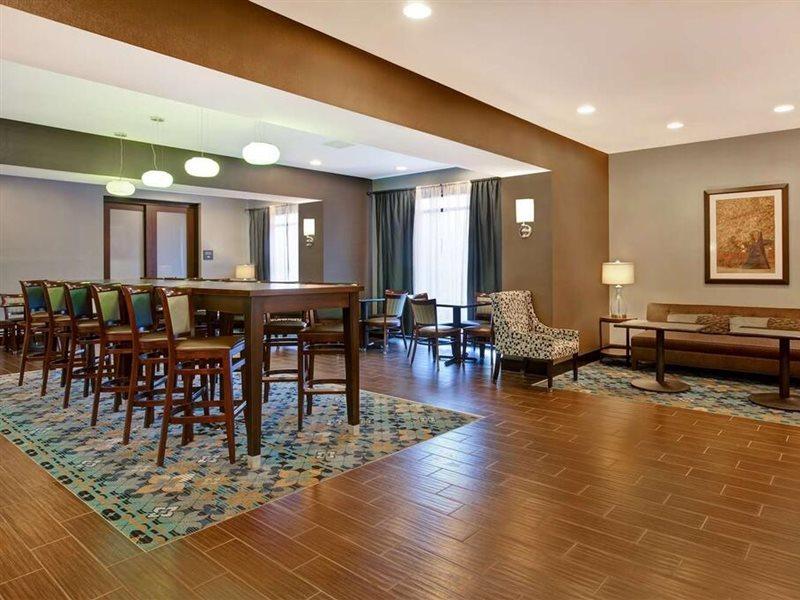 Hampton Inn Dekalb - Near The University Екстериор снимка