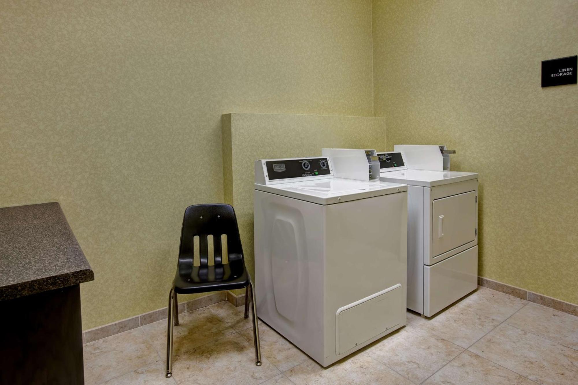 Hampton Inn Dekalb - Near The University Екстериор снимка