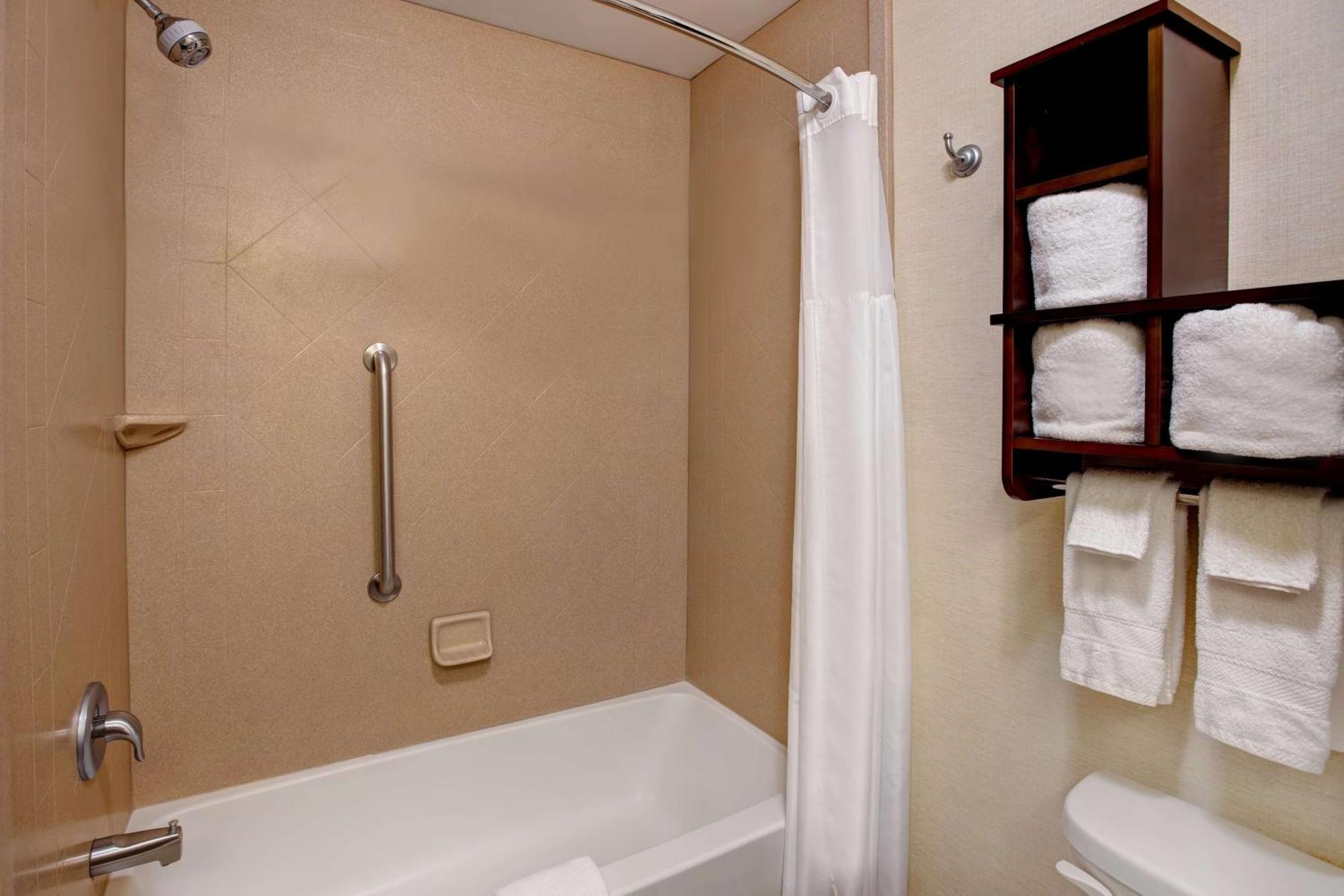 Hampton Inn Dekalb - Near The University Екстериор снимка