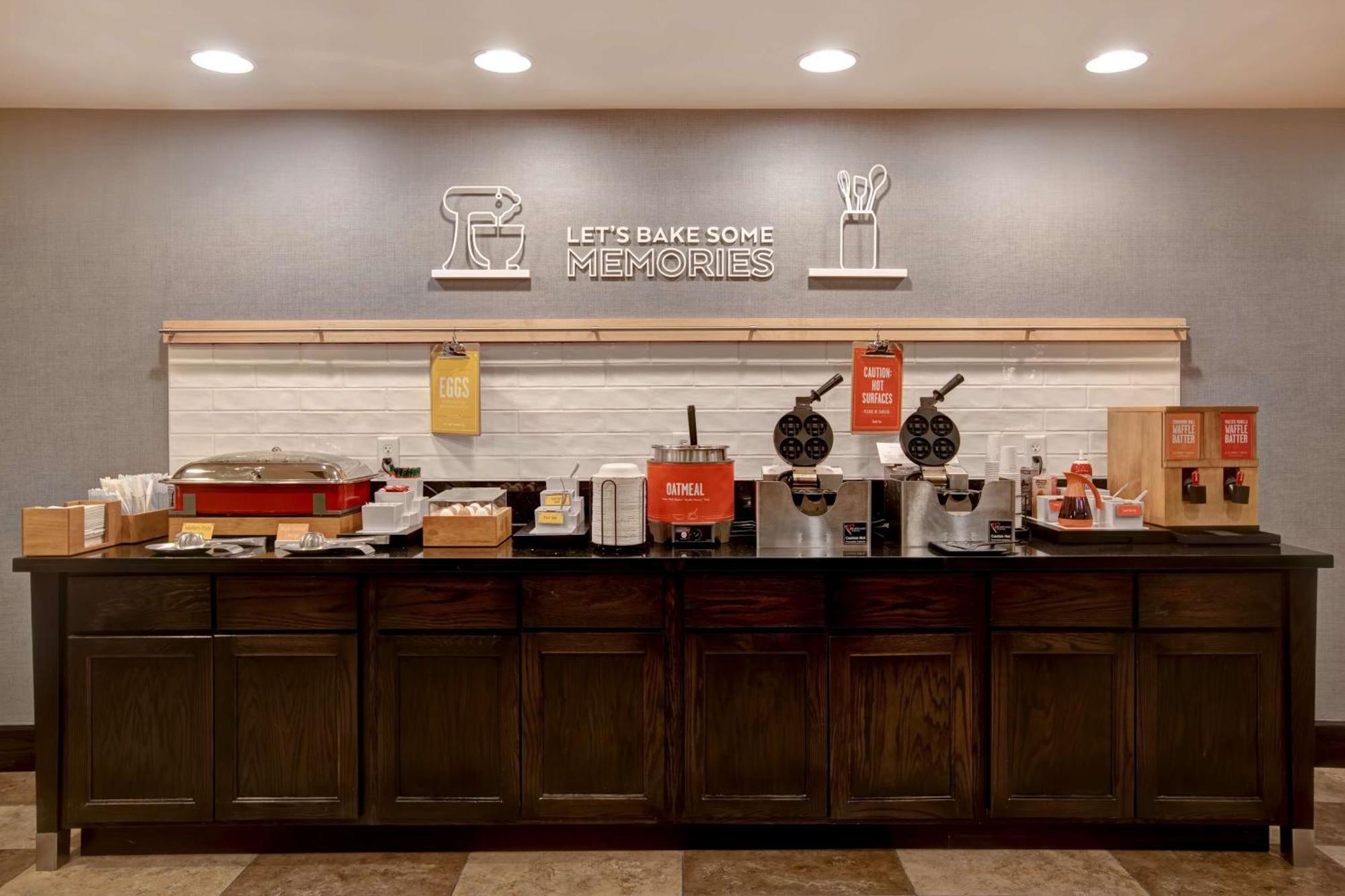 Hampton Inn Dekalb - Near The University Екстериор снимка