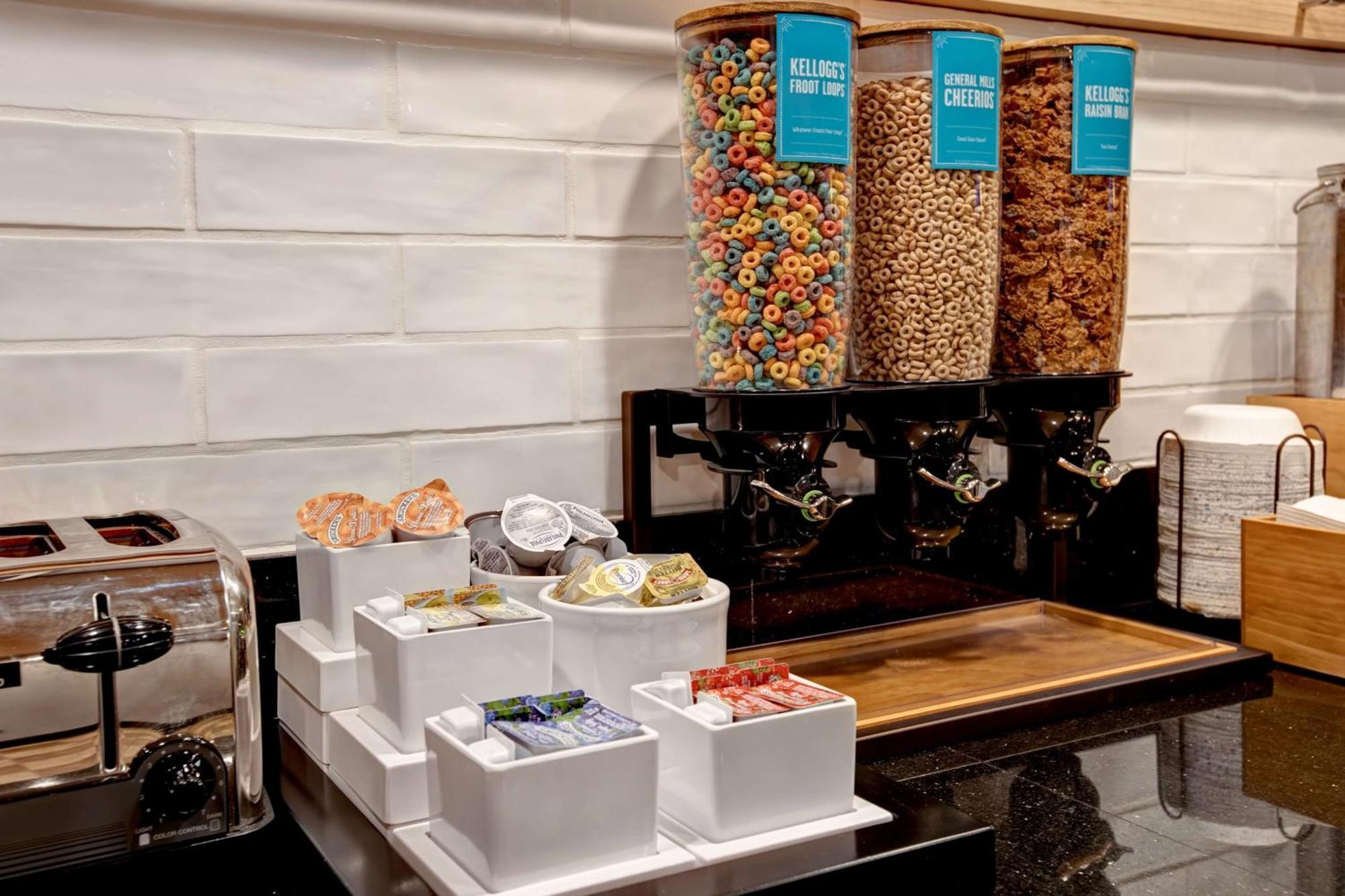Hampton Inn Dekalb - Near The University Екстериор снимка